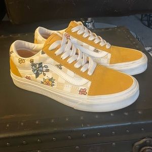 VANS Womans 6.0 embroidered floral bee old skool
